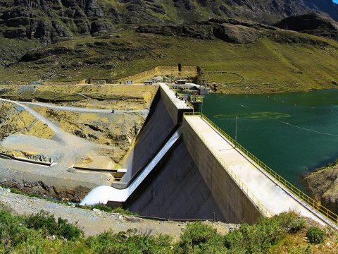 Blick auf ein Wasserkraftwerk in Huanza, Peru