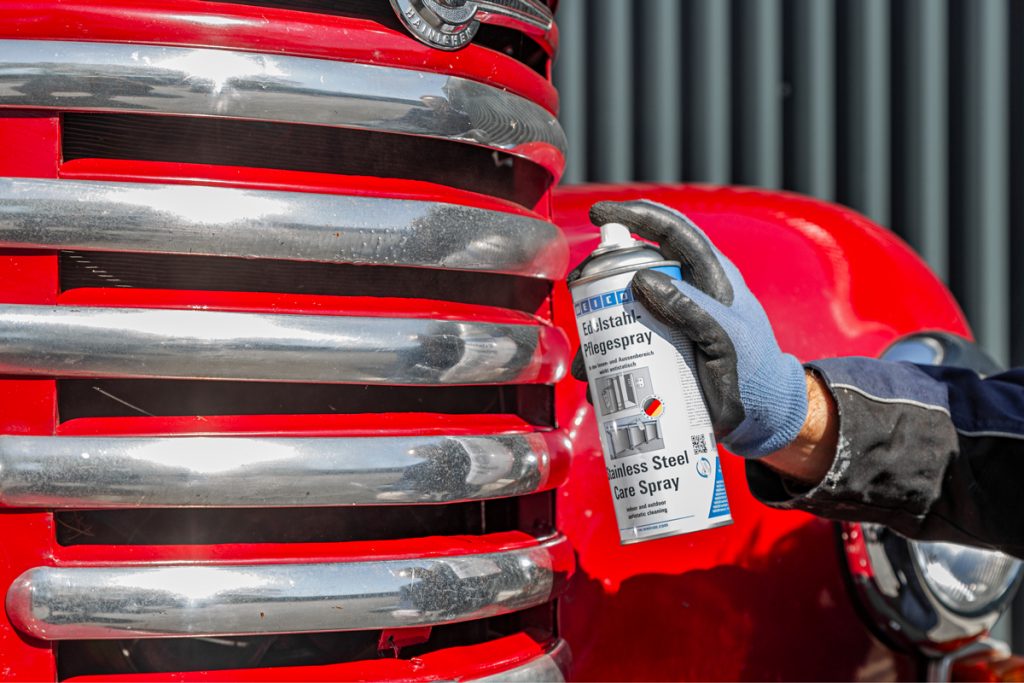 Damit der Kühlergrill vom Oldtimer wieder richtig glänzt: WEICON Edelstahlpflege-Spray