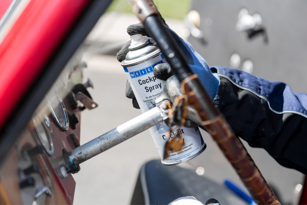 Perfekt für die Oldtimer-Pflege? Unser WEICON Cockpit-Spray! Das Spray ist eine Wohltat für das in die Jahre gekommene Armaturenbrett.