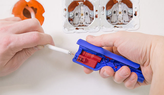 Stripping coaxial cable with WEICON TOOLS Coax Stripper No. 1 F Plus