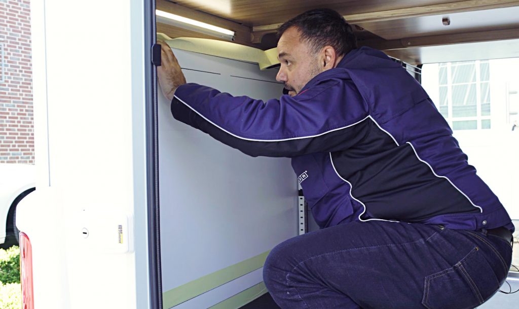 Fastening airline rails in the motorhome - marking on side wall