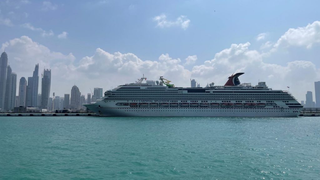 Schifffahrt-Branche: Kreuzfahrtschiff in Dubai