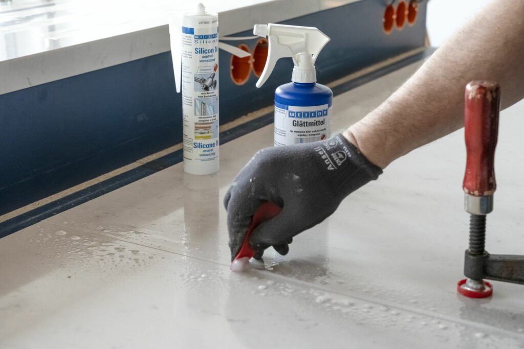 Kitchen worktop connection joint: Smooth out silicone joint with smoothing agent or washing-up liquid.